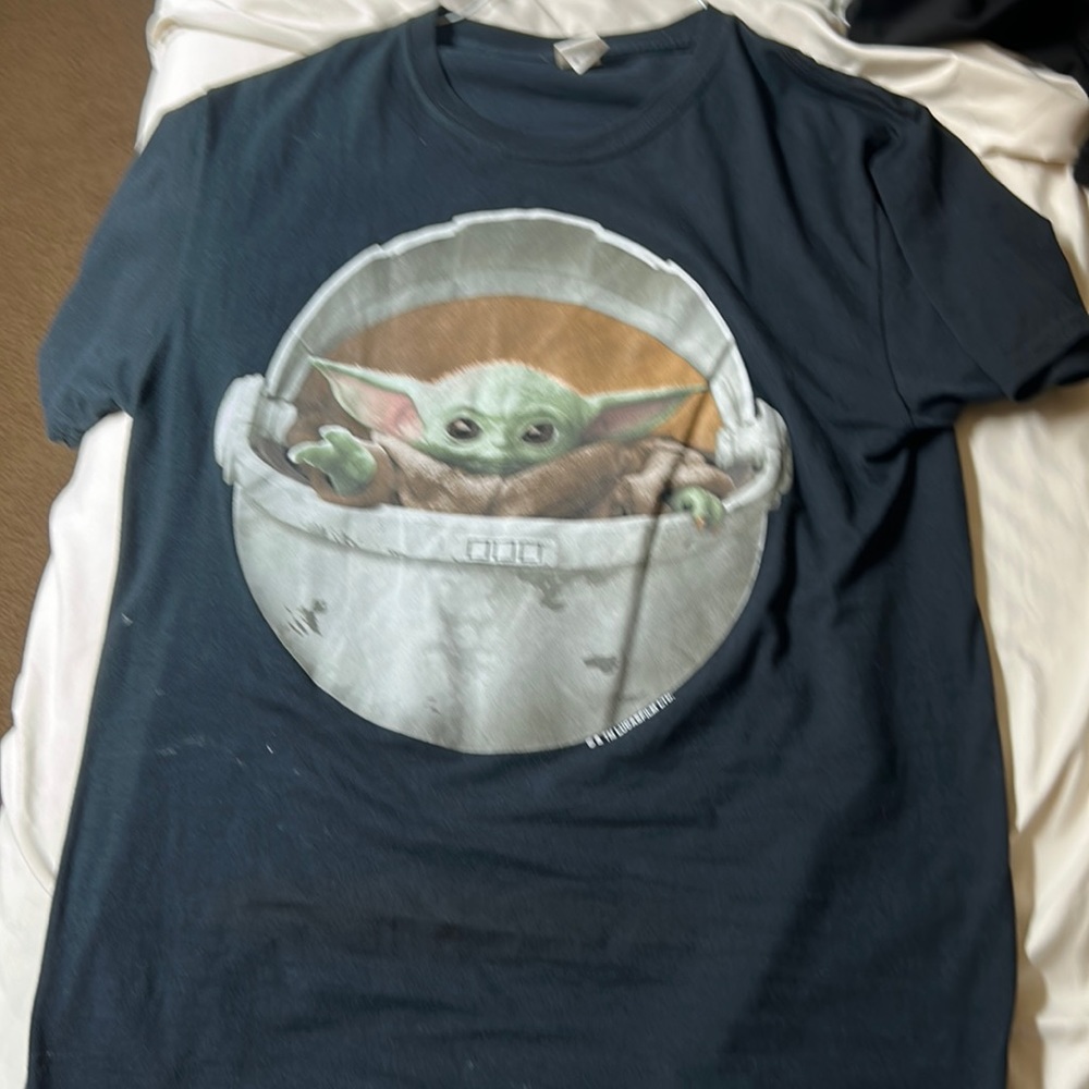 Men’s little yoda t shirt